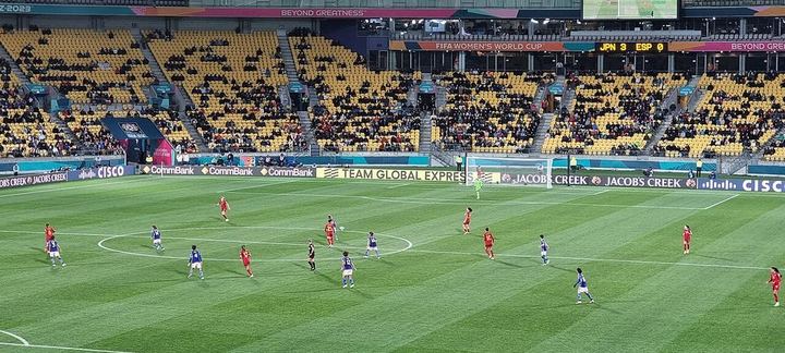 萨内上半场15次丢球4次过人全部失败（封面配图）